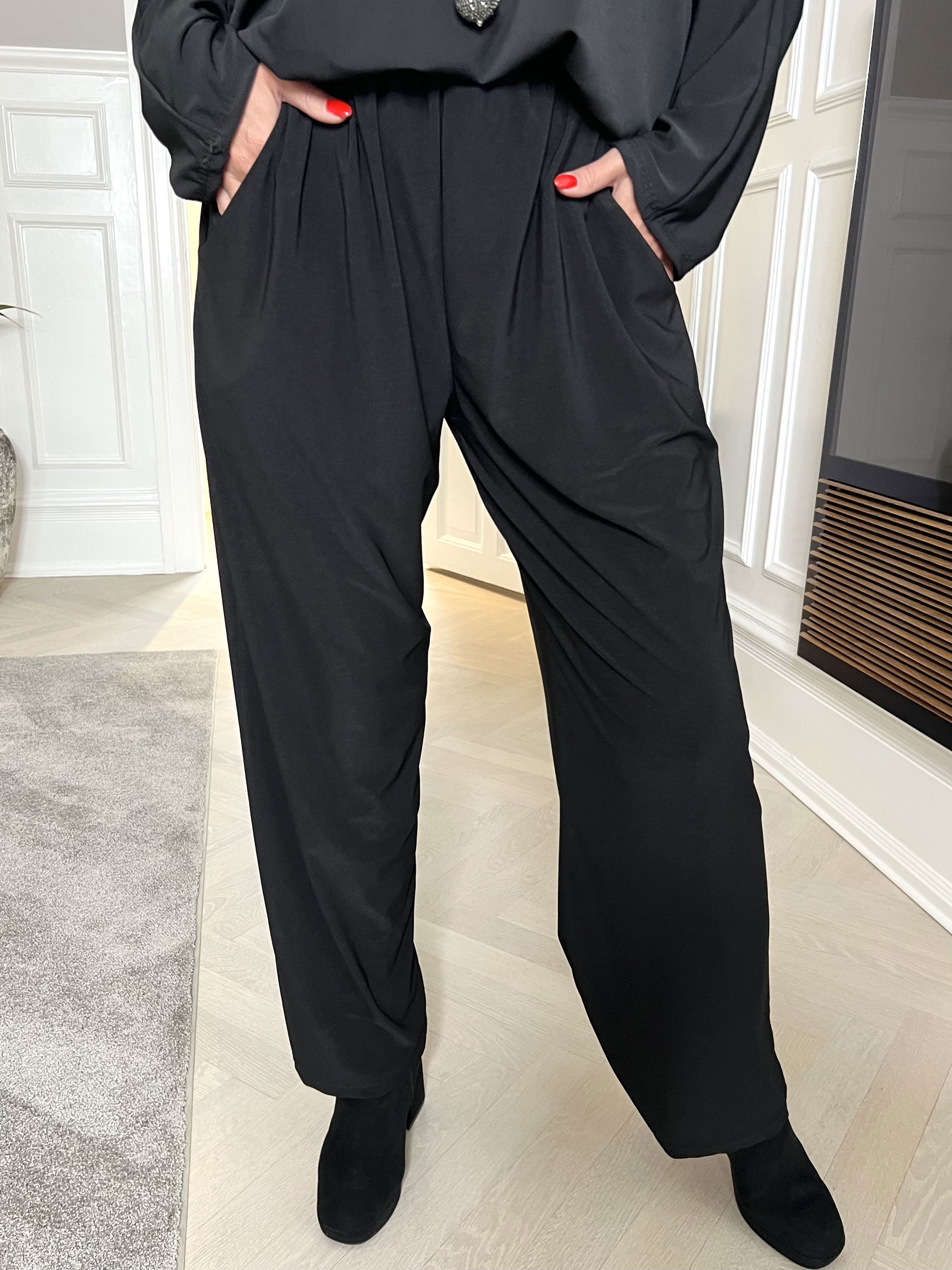 Osane - Svarta elastiska byxor - Black